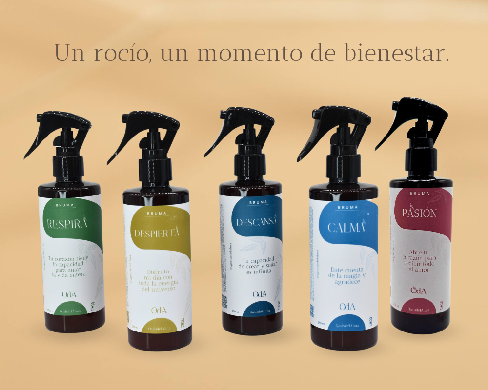 ruma de aromaterapia 100% natural para textiles - Formulada con aceites esenciales puros para:
• Dormir mejor (Lavanda y Cedro - Bruma Descansa)
• Respirar mejor (Eucalipto y Menta - Bruma Respira)
• Calmar estrés/ansiedad (Ylang Ylang y Pachulí - Bruma Calma)
• Energía y enfoque (Bergamota y Limón - Bruma Despierta)
Ideal para ropa de cama, cortinas y espacios de relajación.  libre de químicos.