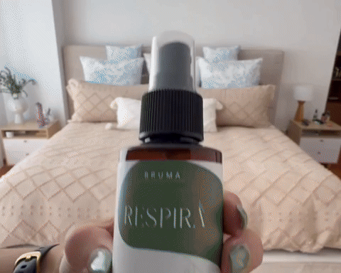 bruma  agua de lino de aromaterapia 100% natural - Formulada con aceites esenciales puros para:
• Dormir mejor (Lavanda y Cedro - Bruma Descansa)
• Respirar mejor (Eucalipto y Menta - Bruma Respira)
• Calmar estrés/ansiedad (Ylang Ylang y Pachulí - Bruma Calma)
• Energía y enfoque (Bergamota y Limón - Bruma Despierta)
Ideal para ropa de cama, cortinas y espacios de relajación, libre de químicos.