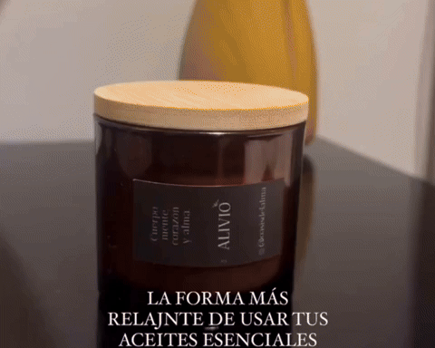 roceso de derretido de vela de masaje, mostrando la transformación en aceite hidratante.