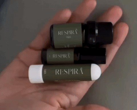 ersona aplicando Roll-On de respiración en muñecas para aliviar congestión. Fórmula con Eucalipto, Neroli, Romero y Menta