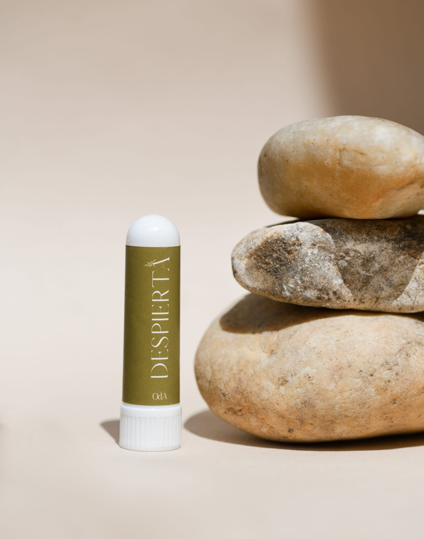 ruma de aromaterapia 100% natural para textiles - Formulada con aceites esenciales puros para:
• Dormir mejor (Lavanda y Cedro - Bruma Descansa)
• Respirar mejor (Eucalipto y Menta - Bruma Respira)
• Calmar estrés/ansiedad (Ylang Ylang y Pachulí - Bruma Calma)
• Energía y enfoque (Bergamota y Limón - Bruma Despierta)
Ideal para ropa de cama, cortinas y espacios de relajación.  libre de químicos.