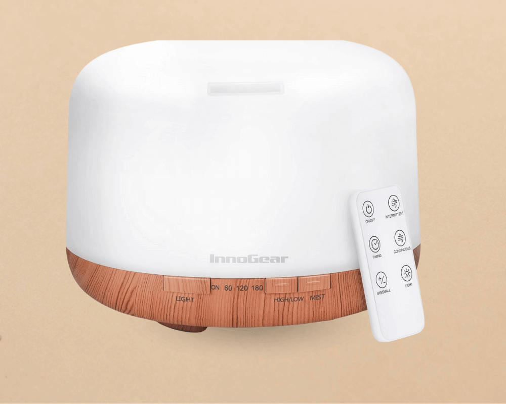 Control remoto del difusor Innogear 500ml mostrando botones para ajustar niebla, luces LED y temporizador (1H/2H/3H)